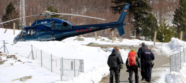Pla obert on es pot veure un helicòpter dels Mossos d'Esquadra i uns quants membres de l'equip de rescat a la vall de Conangles (fotografia: ACN / Marta Lluvich).