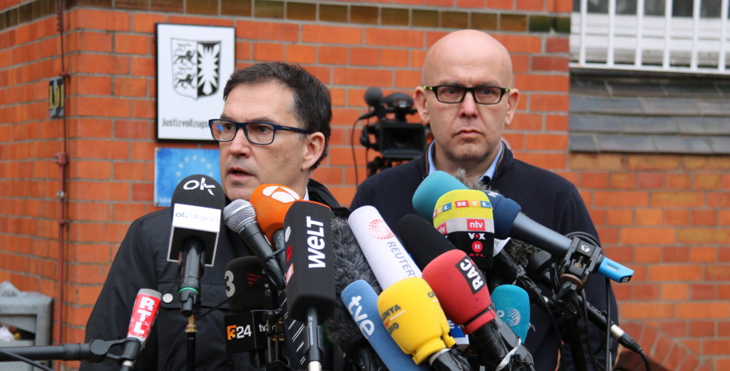 Els advocats Jaume Alonso-Cuevillas i Gonzalo Boye, davant la presó de Neumünster. Fotografia: ACN.