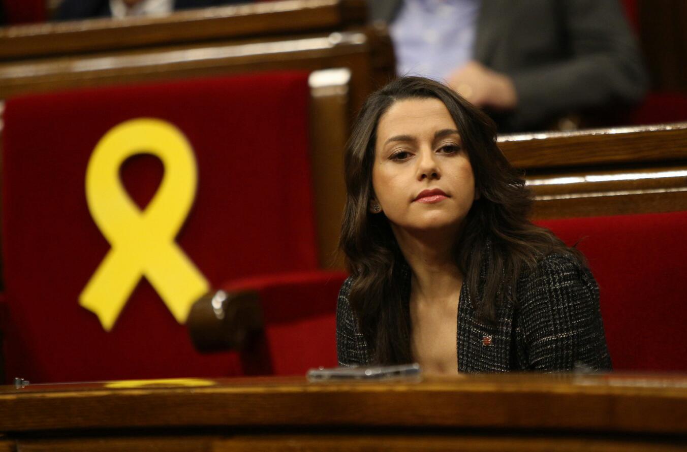 La cap de files de Ciutadans, Inés Arrimadas, al costat d'un llaç groc (Fotografia d'Albert Salamé).