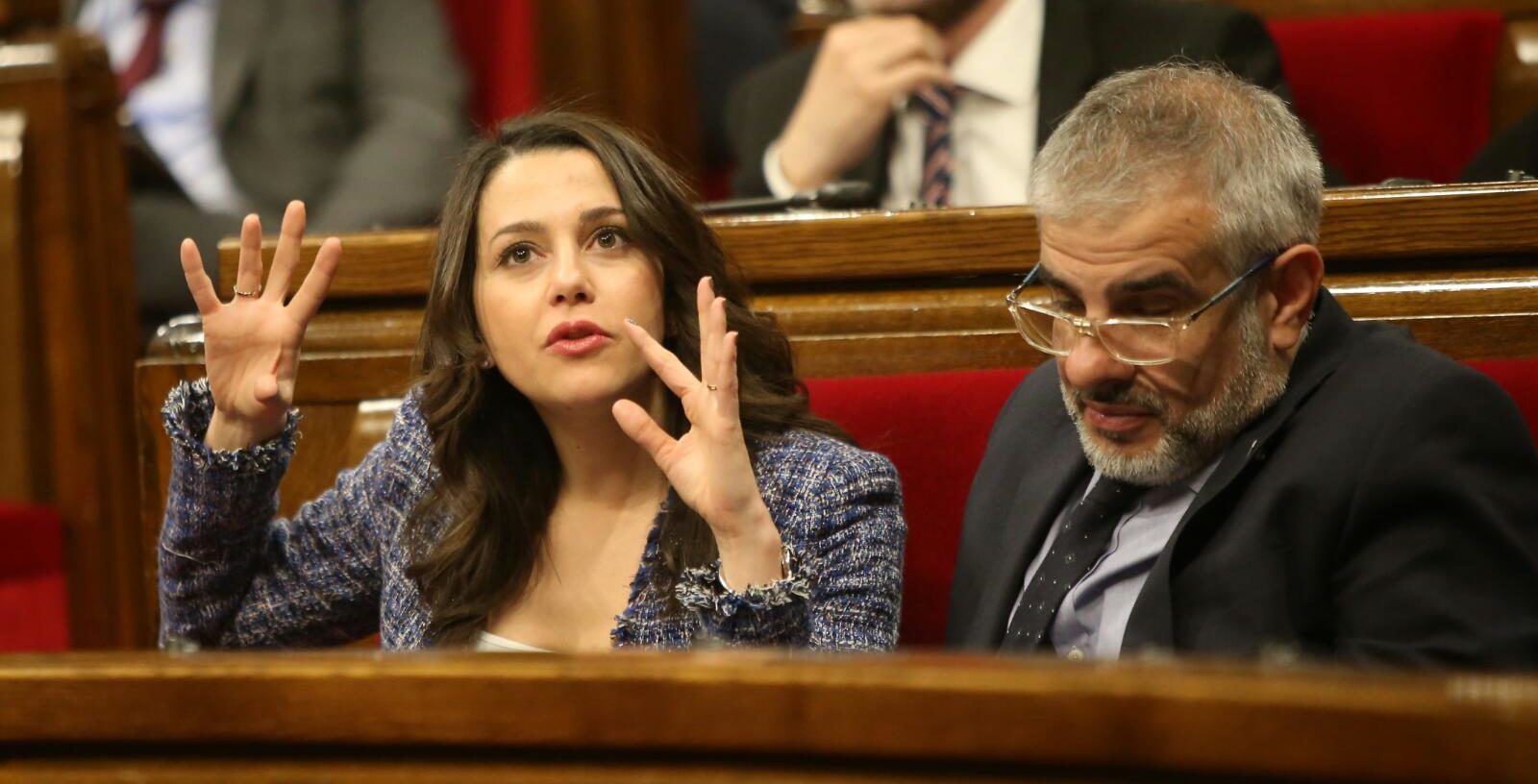 Inés Arrimadas i Carlos Carrizosa gesticulen asseguts als seus escons del parlament (fotografia: Albert Salamé).