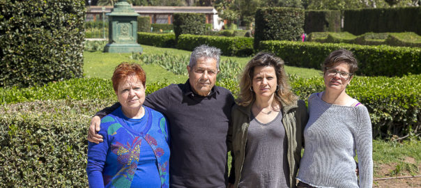 Els pares i les germanes de Guillem Agulló al passeig de València que va ser batejat amb el seu nom