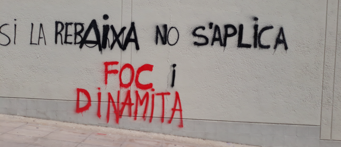 Grafit a una paret de la Universitat Autònoma de Barcelona on es llegeix la frase 'Si la rebaixa no s'aplica, foc i dinamita' (fotografia: Joan M. Minguet Batllori)