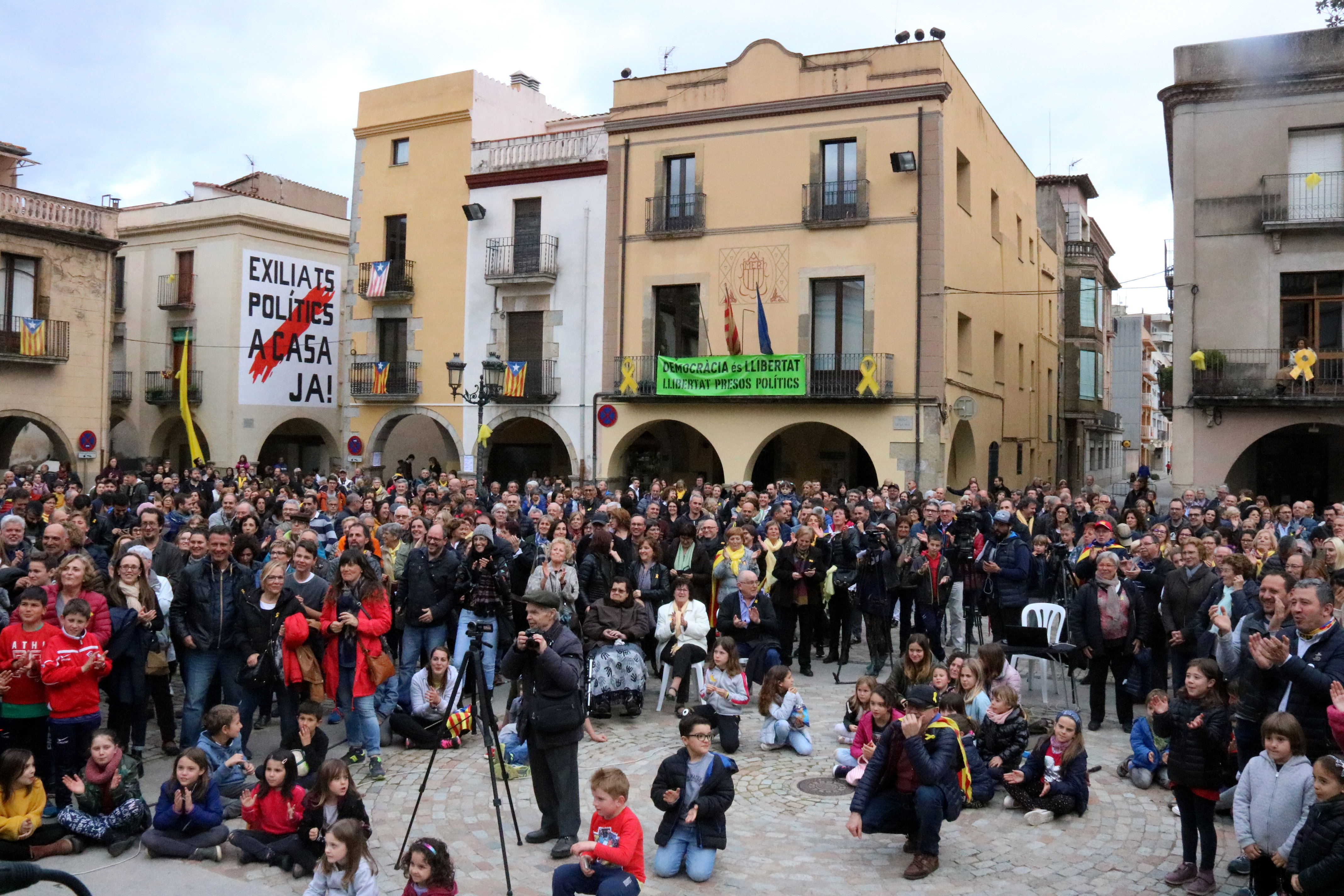 Pla general de la Plaça de la Vila d'Amer, en una concentració recent en suport als presos
