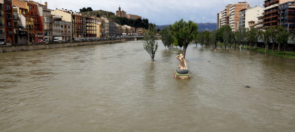 El riu Segre desbordat sobre la canalització al seu pas per Balaguer