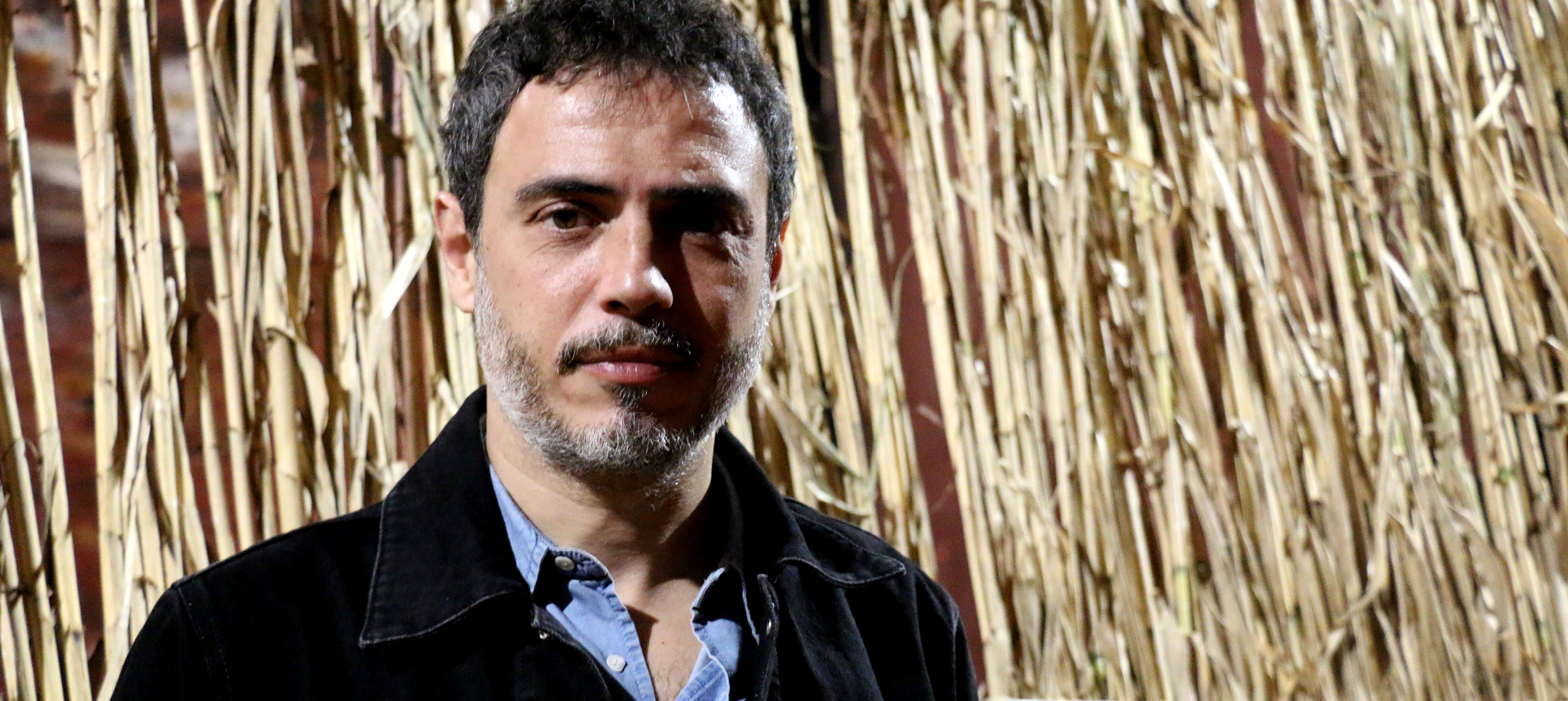 L'actor Julio Manrique davant les canyes de l'escenari d''Èdip', al teatre Romea (fotografia: Laura Gállego)