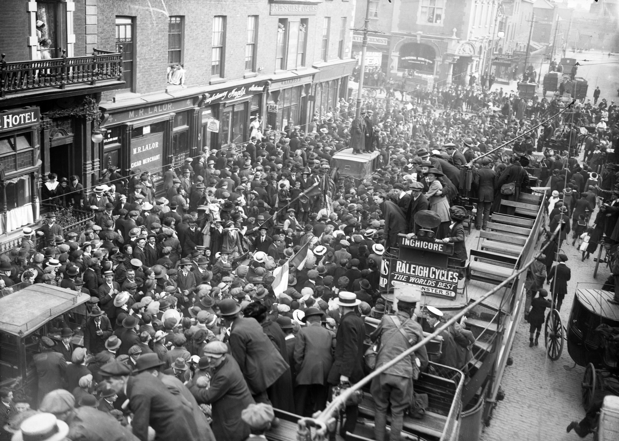 Molta gent espera l'alliberament dels presos de la revolta de Pasqua a Dublín el 18 de juny de 1917