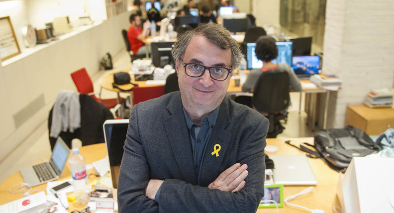 Els lectors de VilaWeb entrevisten el director del diari amb motiu de l'aparició del llibre 'Nou homenatge a Catalunya'.