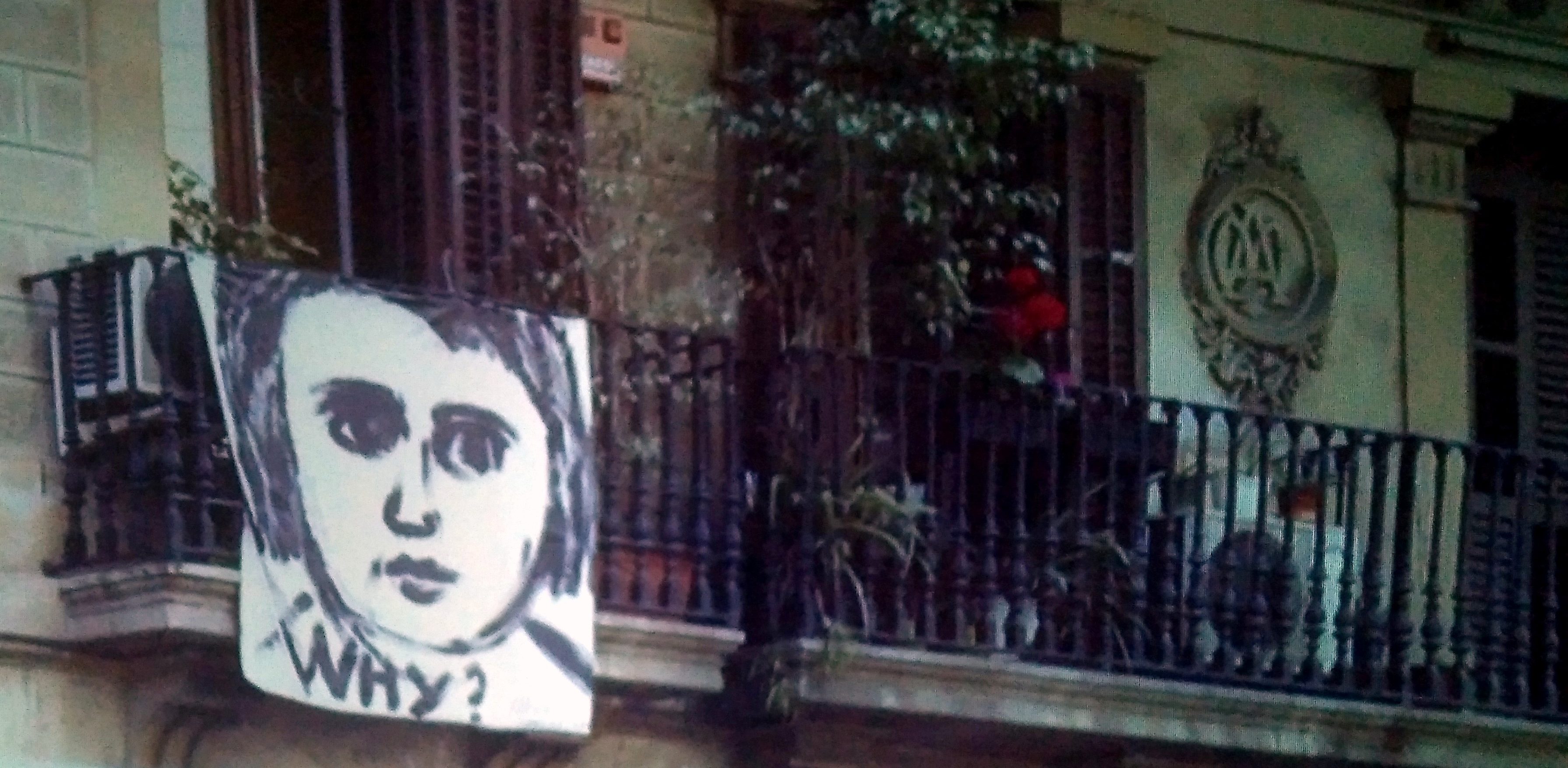 Al carrer del Consell de Cent de Barcelona, una de les cares de nens de la guerra pintades per Carme Solé Vendrell