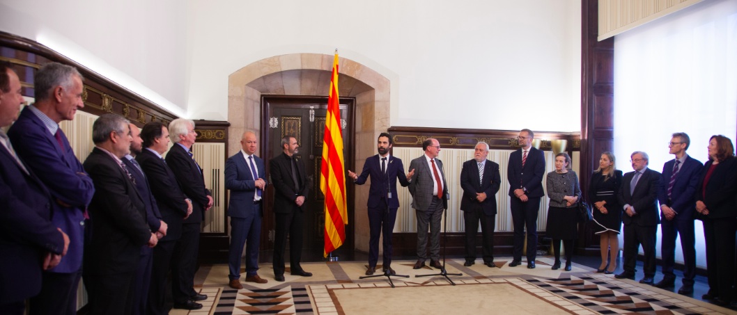 Roger Torrent s'adreça als cònsols al Parlament català (fotografia d'Elisabeth Magre).