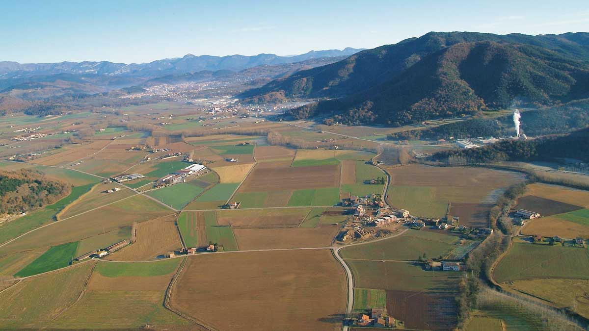 Vista aèria de la vall d'en Bas i de la població de les Preses. Foto: Estudi 86