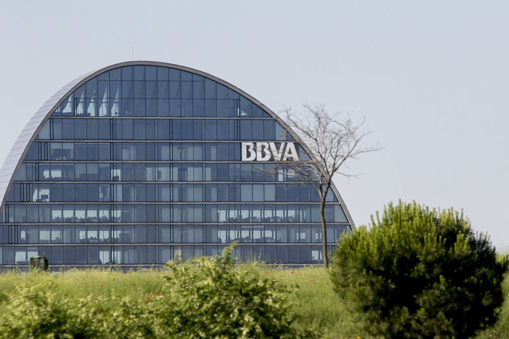 Els experts, sobre la unió BBVA – Banc Sabadell: “Sembla més una presa de control que no una fusió entre iguals”
