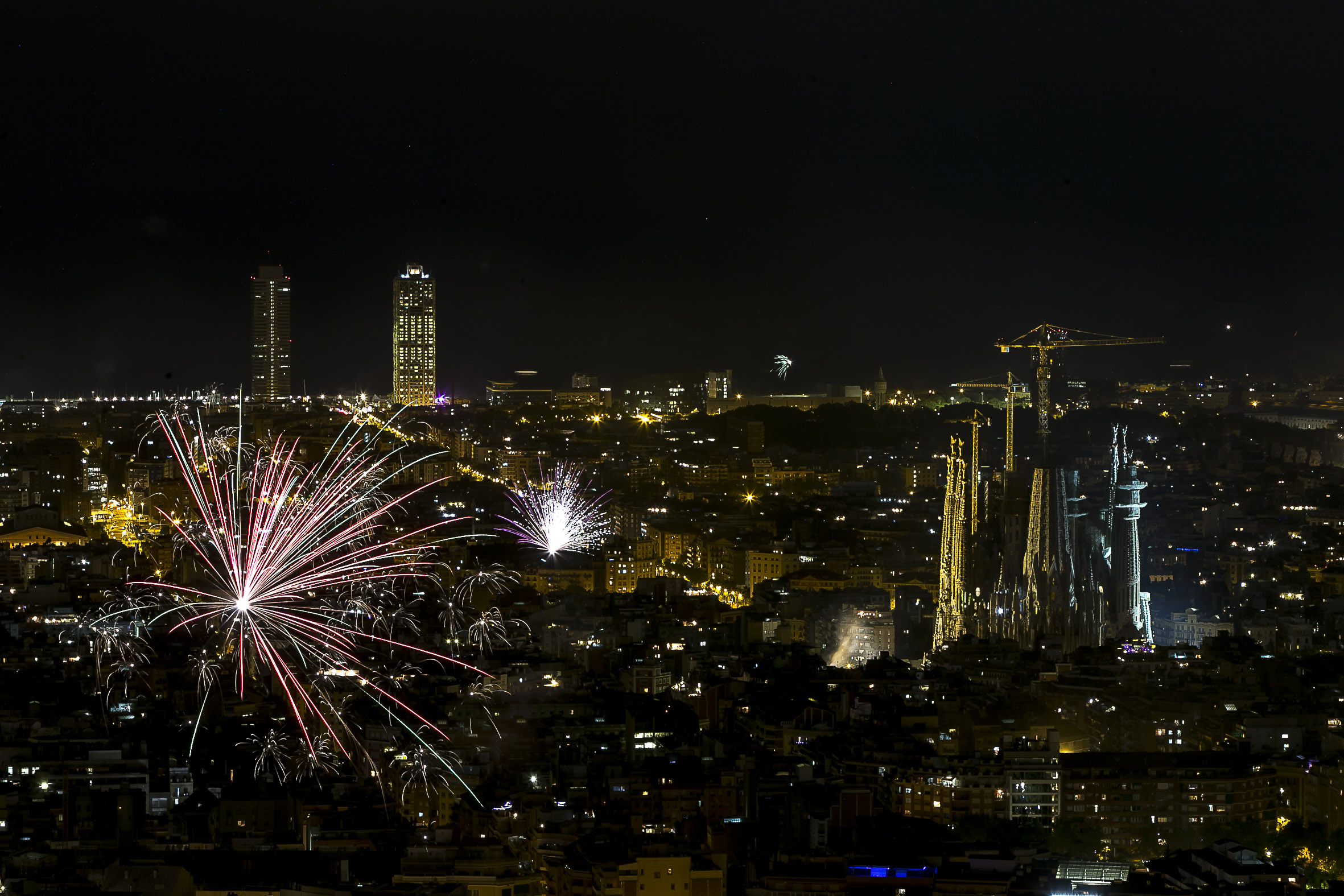 Focs artificials a l'Eixample de Barcelona. Fotografia d'arxiu: Albert Salamé