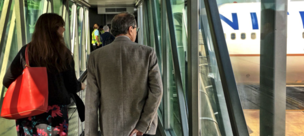 El president de la Generalitat, Quim Torra, i la consellera de Cultura, Laura Borràs, abans d'embarcar a l'avió.