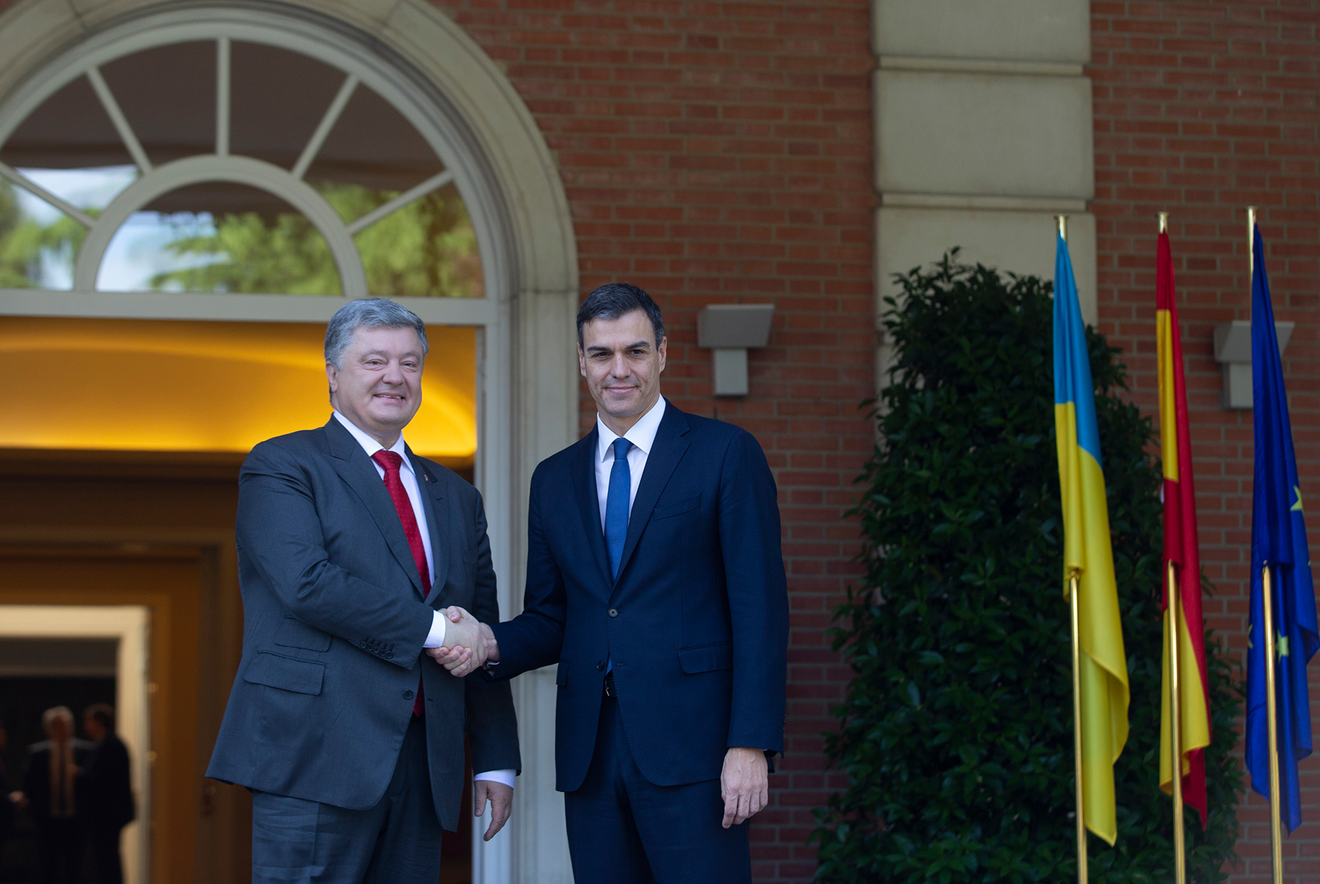 El president espanyol donant la mà al president d'Ucraïna davant del Palau de la Moncloa. Ucraïna va fer un referèndum d'autodeterminació i va proclamar unilateralment la independència el 1991