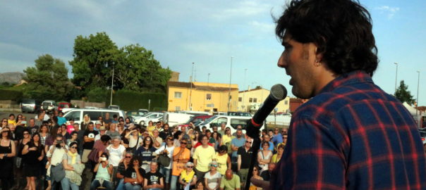 Imatge posterior d'Ignasi Sabater dirigint-se als seus veïns