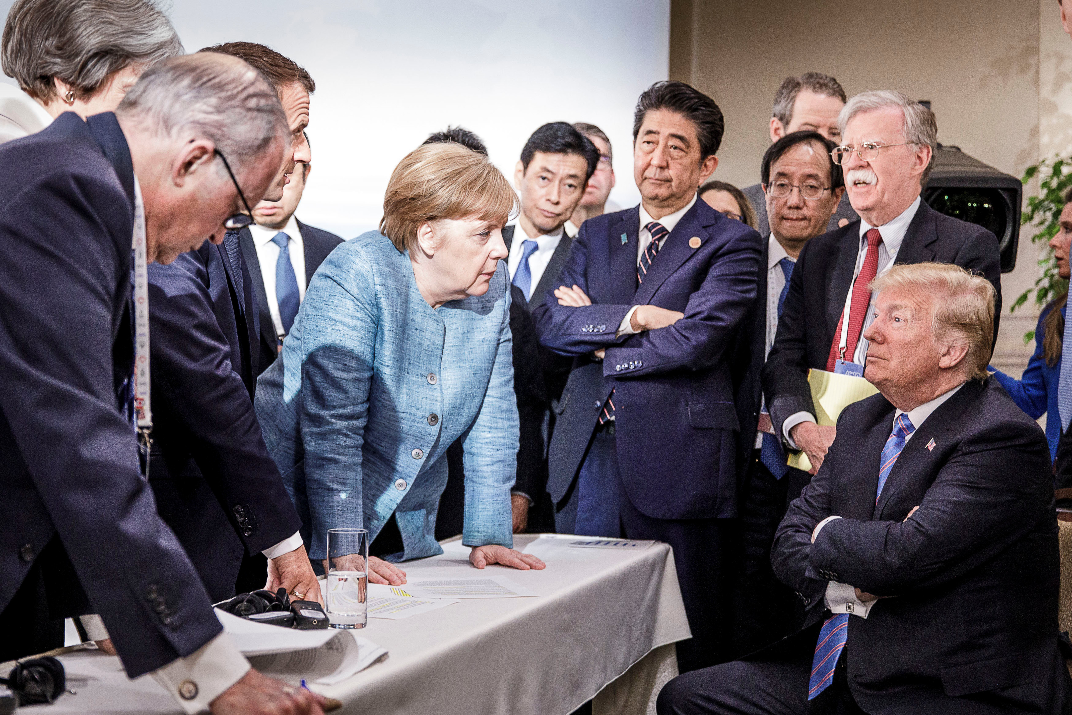 La cancellera alemanya, Angela Merkel, conversa amb el president dels EUA, Donald Trump, durant el G-7 al Canadà (ACN)