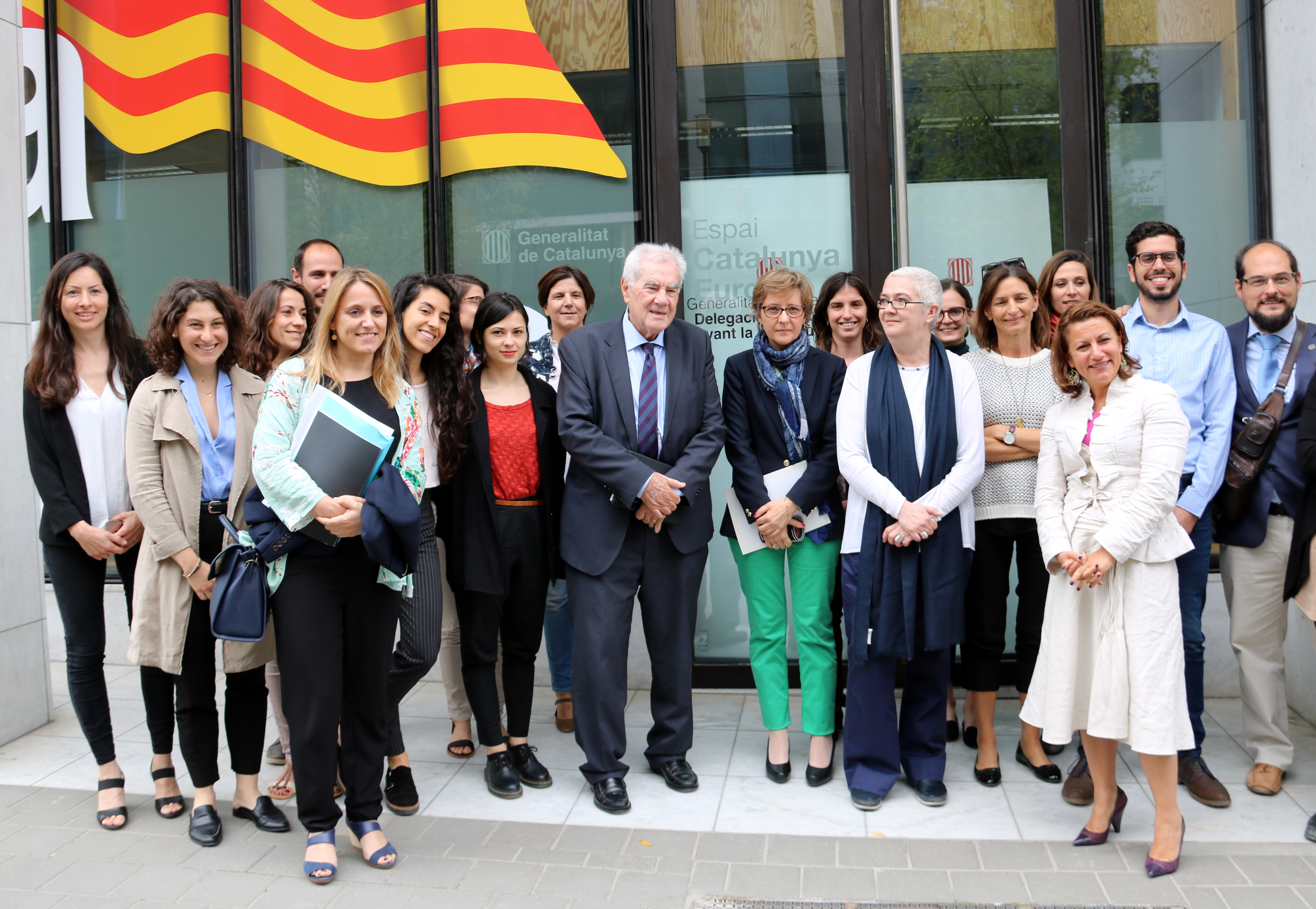 El conseller Maragall, amb els treballadors de la delegació del govern a Brussel·les.