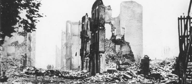 Gernika, en ruïnes després del bombardeig de les tropes franquistes