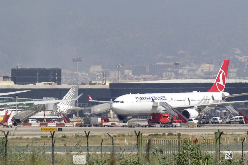 Un avió fa un aterratge d’emergència a l’Aeroport de Barcelona per una amenaça a bord