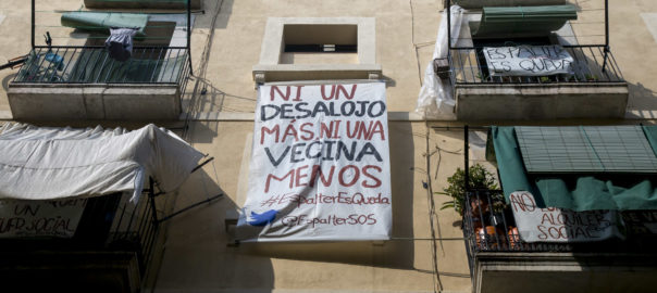 Un desnonament aturat al Raval (fotografia: Albert Salamé).