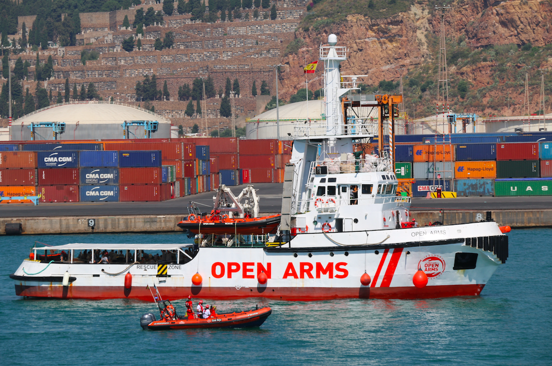 El vaixell d'Open Arms entrant al port de Barcelona (fotografia d'Oriol Bäbler)