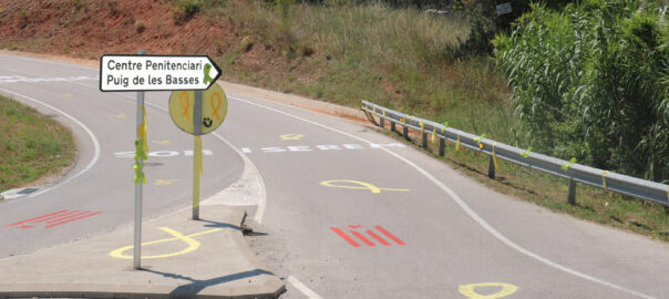 La carretera que dóna accés al centre penitenciari del Puig de les Basses.