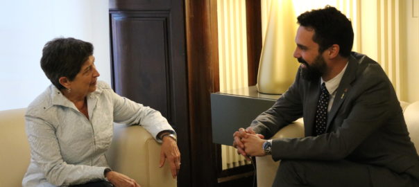 El president del Parlament, Roger Torrent, i la delegada del govern espanyol, Teresa Cunillera.