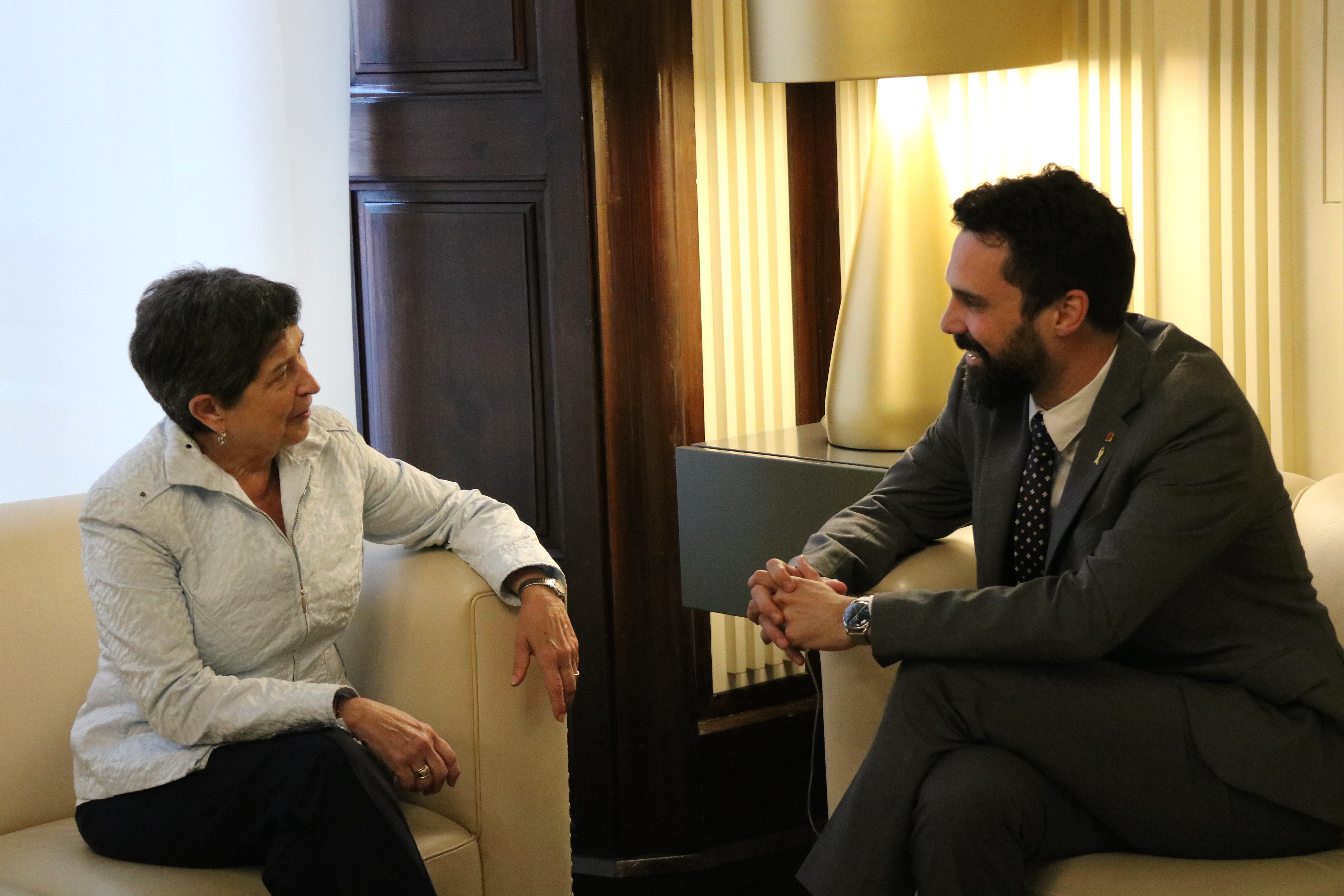 El president del Parlament, Roger Torrent, i la delegada del govern espanyol, Teresa Cunillera.