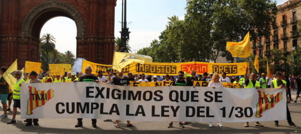 'Taxi digne' i 'Foment traïdors' han estat algunes de les pancartes que s'han pogut llegir a la mobilització.
