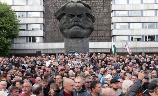 Manifestació xenòfoba davant del bust de Karl Marx de la ciutat alemanya de Chemnitz