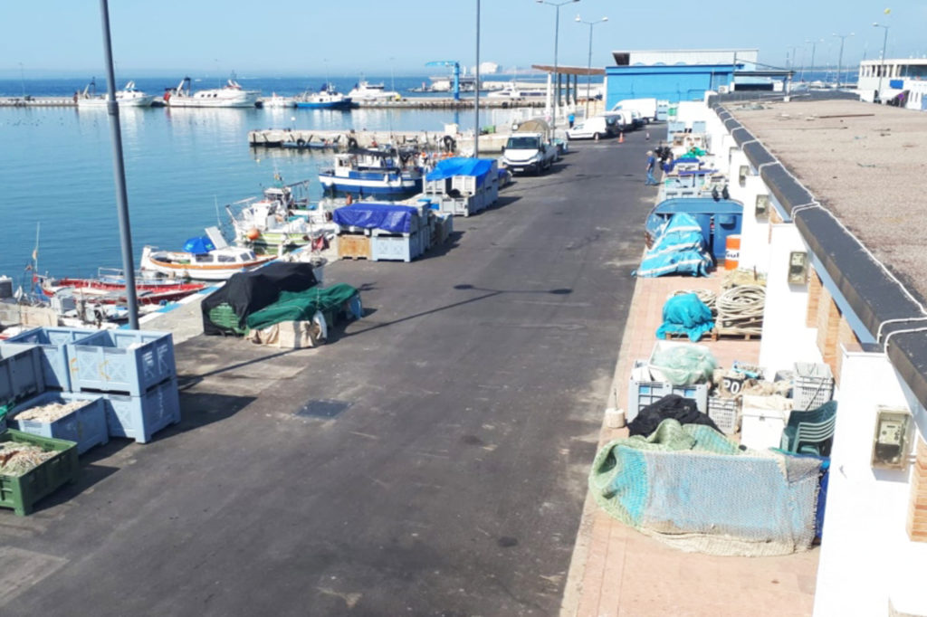 S’enfonsa un pesquer de 30 metres a Roses i deixa una fuita de combustible