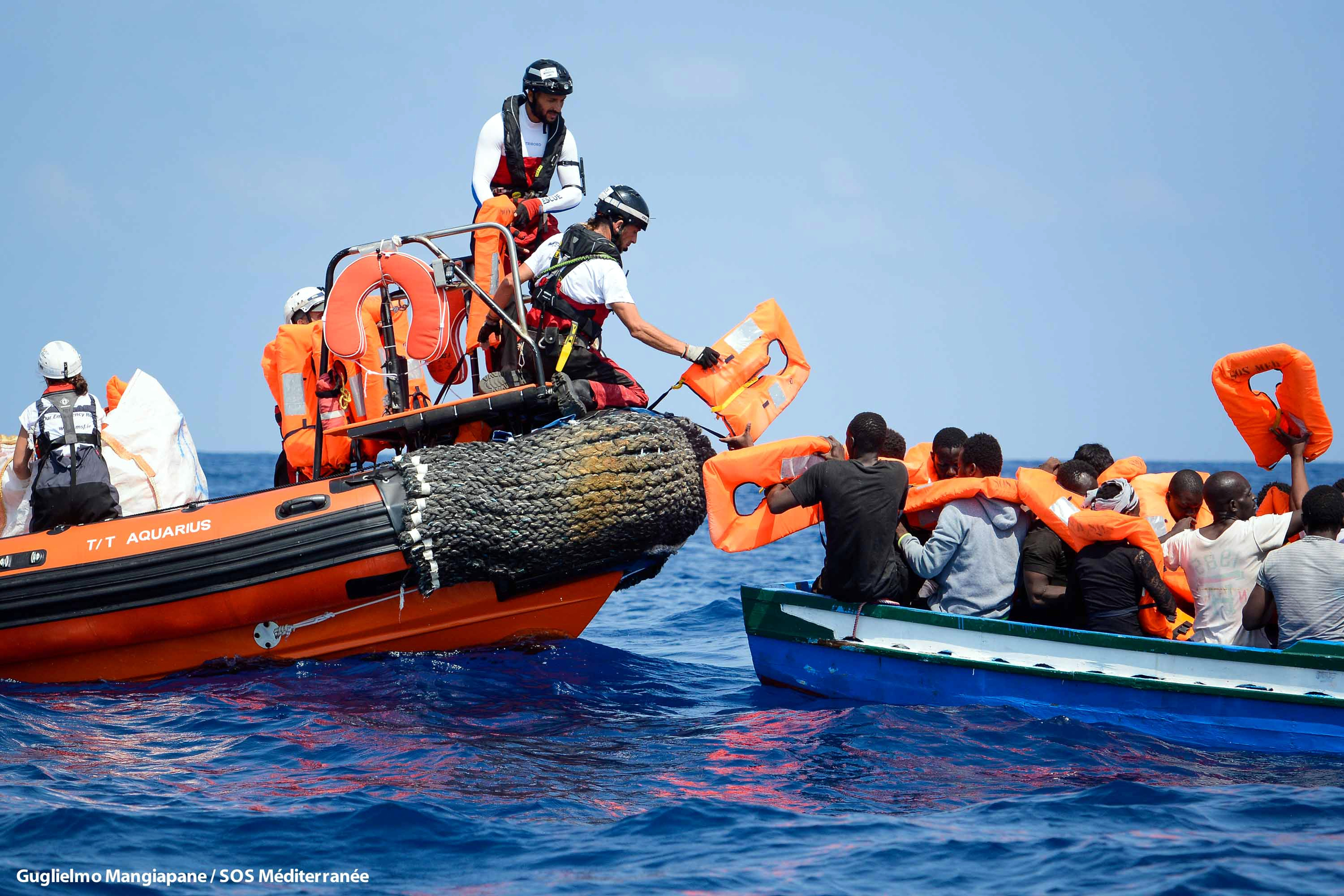 La llanxa de l'Aquarius donant salvavides als migrants d'un vaixell a la deriva, el 10 d'agost de 2018