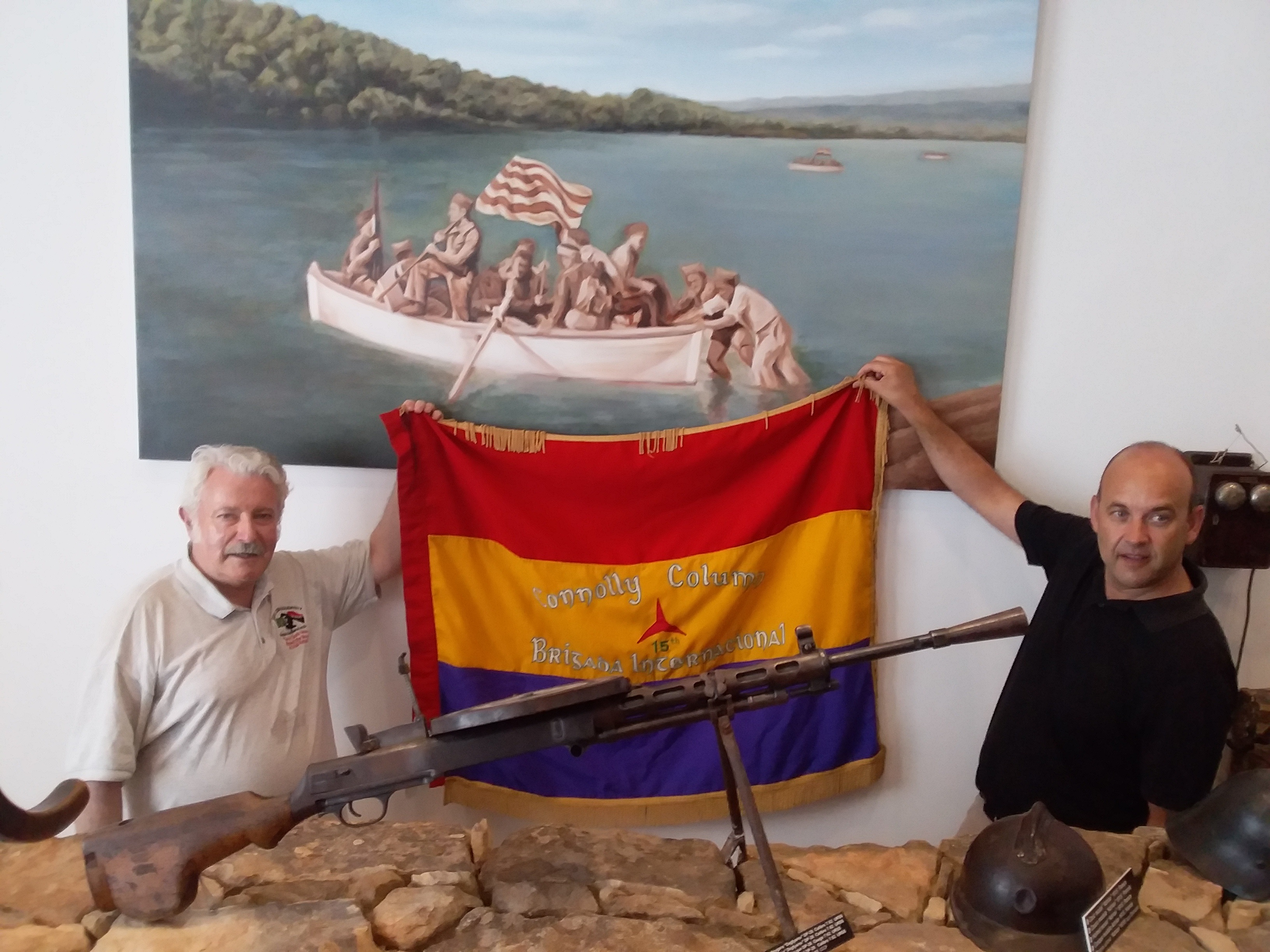 Manus O’Riordan (left) bears the Connolly Column’s banner with Gandesa’s mayor before Pere Piquer’s painting of the Vinebre Brigadista Crossing