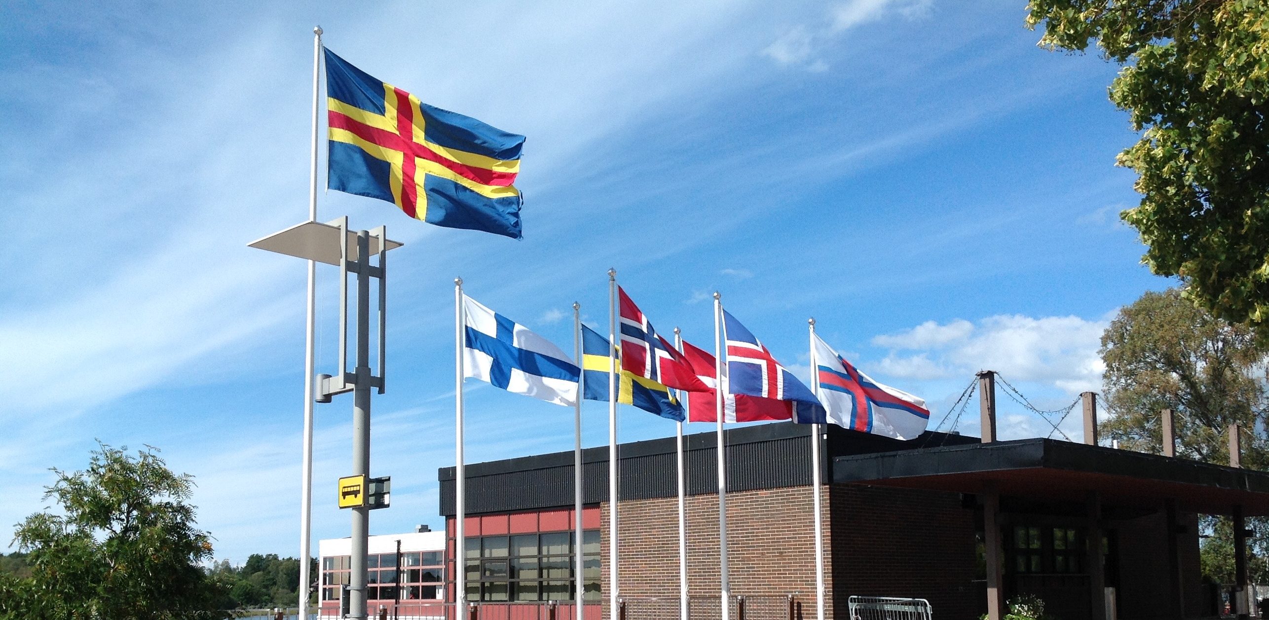 Banderes dels països nòrdics, amb la d’Åland al capdavant, al moll de la capital Mariehamn