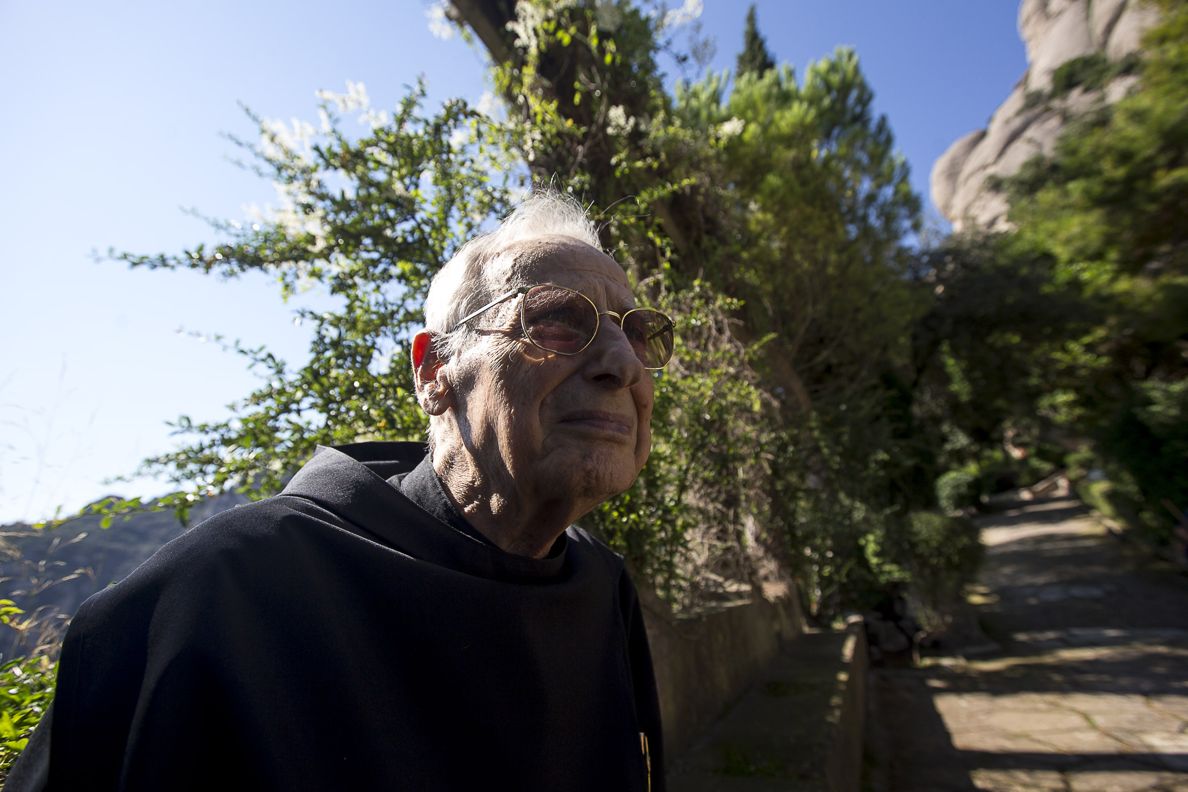 Hilari Raguer dijous als jardins del monestir de Montserrat (Fotografia: Albert Salamé)