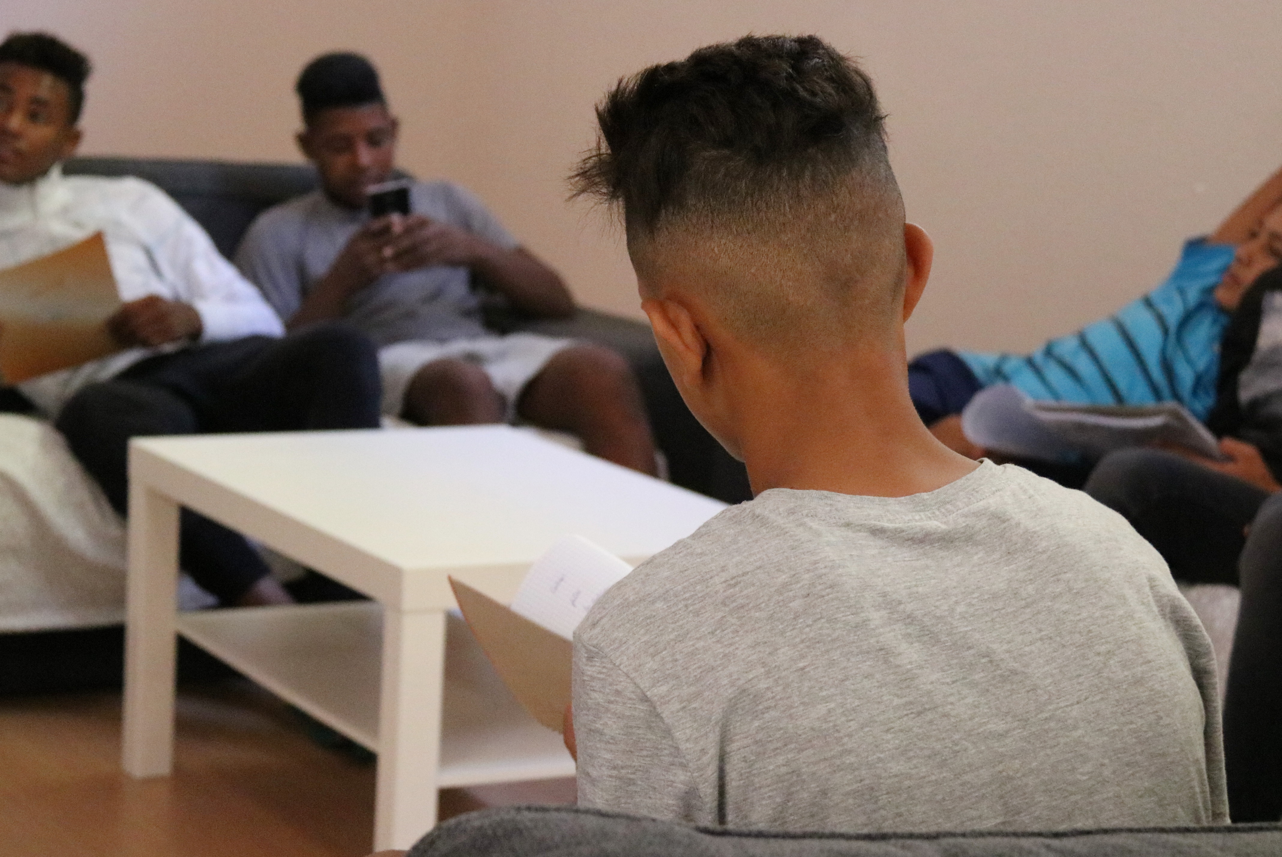 Imatg d'arxiu d'un menor immigrant en un centre d'acollida de Badalona.