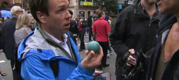 El periodista anglès Mark Stone a Barcelona l'1-O amb una pilota de goma a la mà