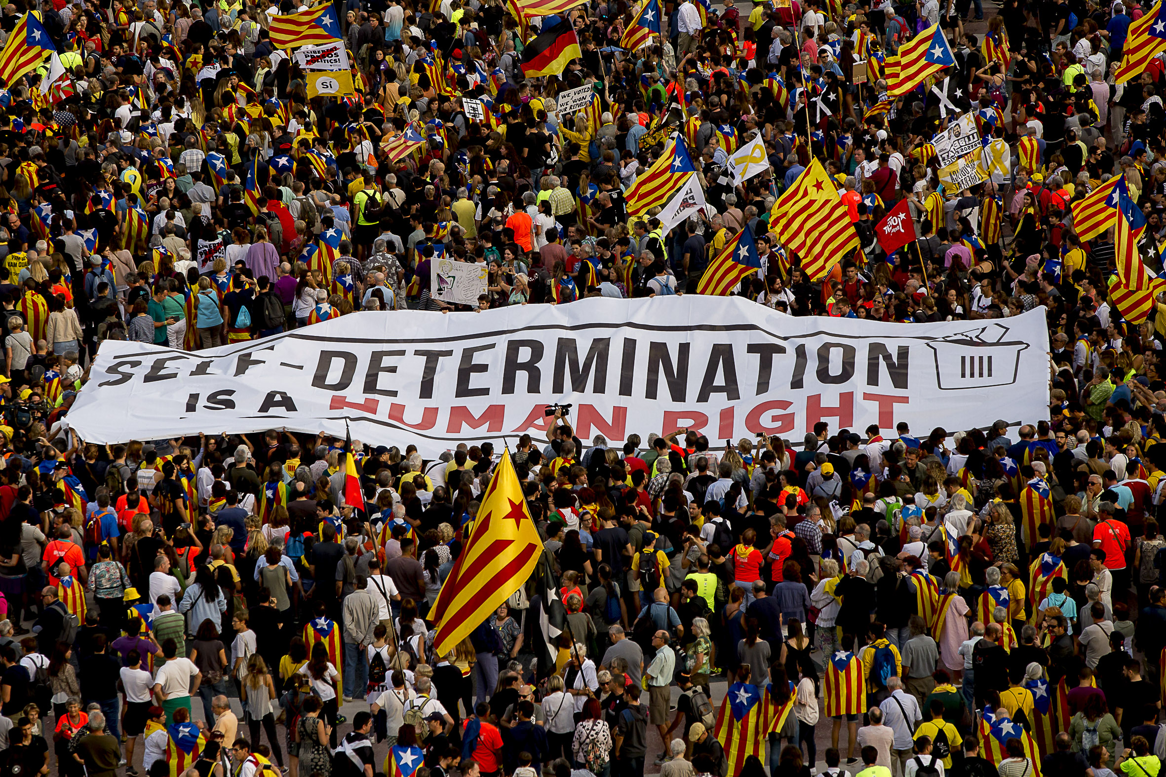 Mobilització en el primer aniversari del Primer d'Octubre (fotografia: Albert Salamé).