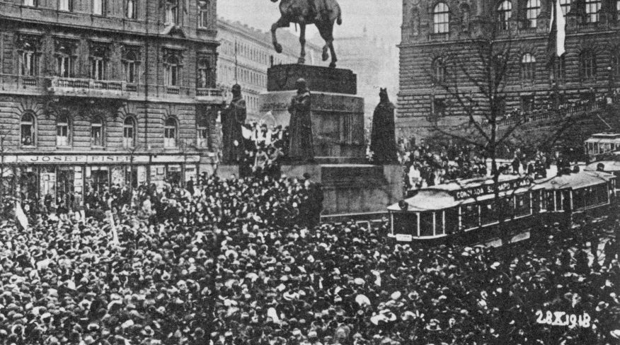 Celebració de la independència de Txecoslovàquia a la plaça de Venceslau, a Praga, el 28 d'octubre de 1918.