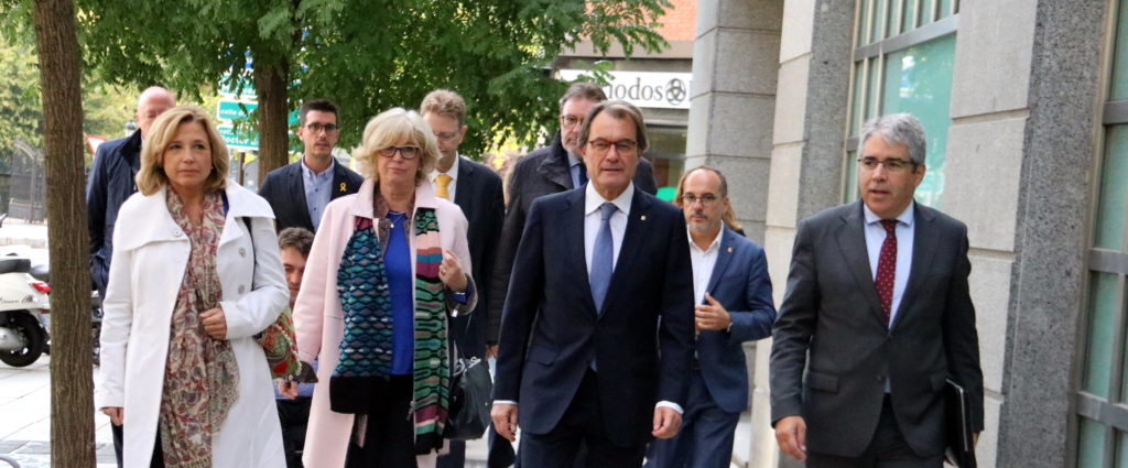 Imatge general de l'arribada, d'esquerra a dreta, de Joana Ortega, Irene Rigau, Artur Mas i Francesc Homs al Tribunal de Comptes el 10 d'octubre de 2018
