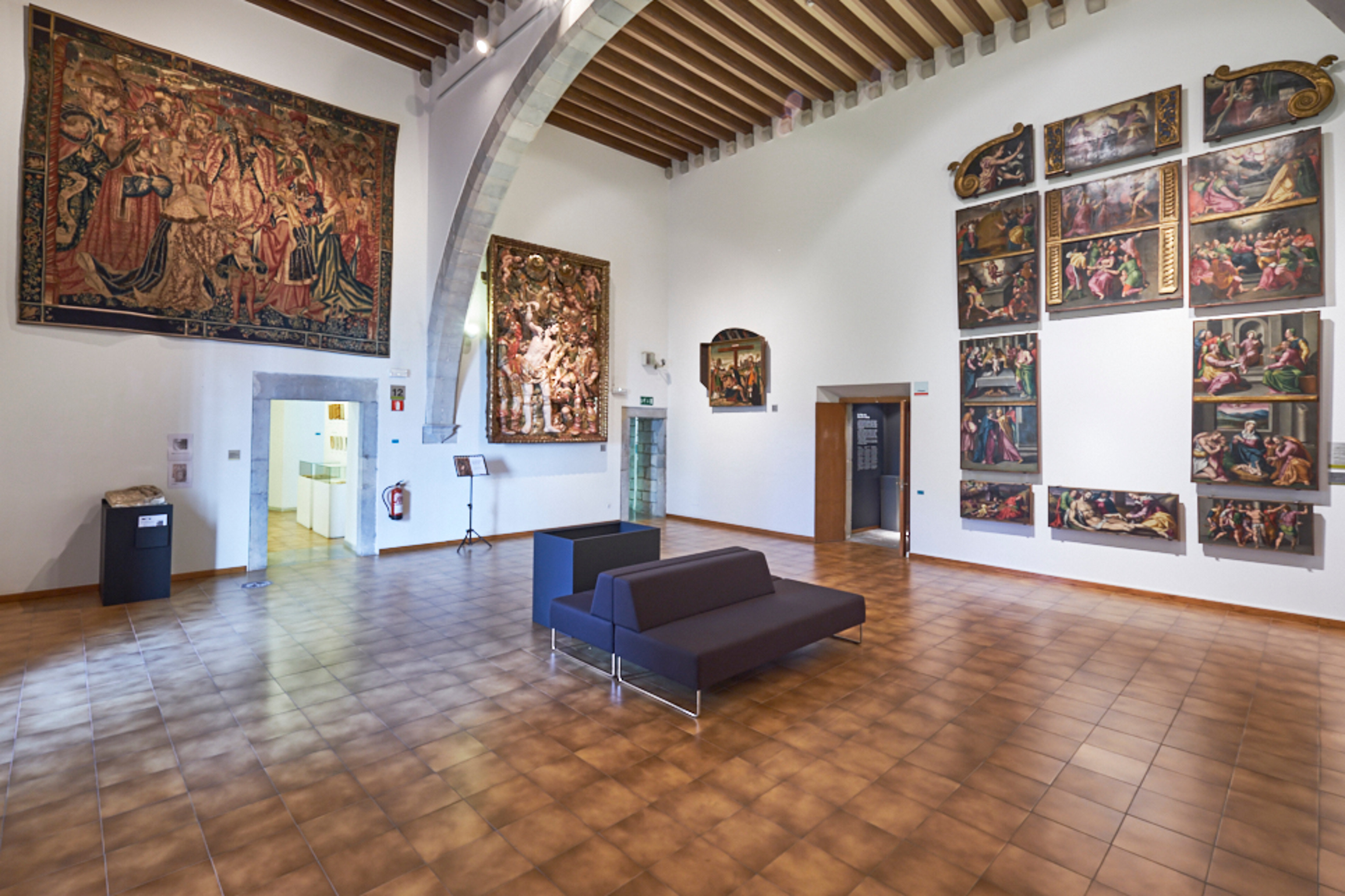 Pla obert de la sala del Museu d'Art de Girona.