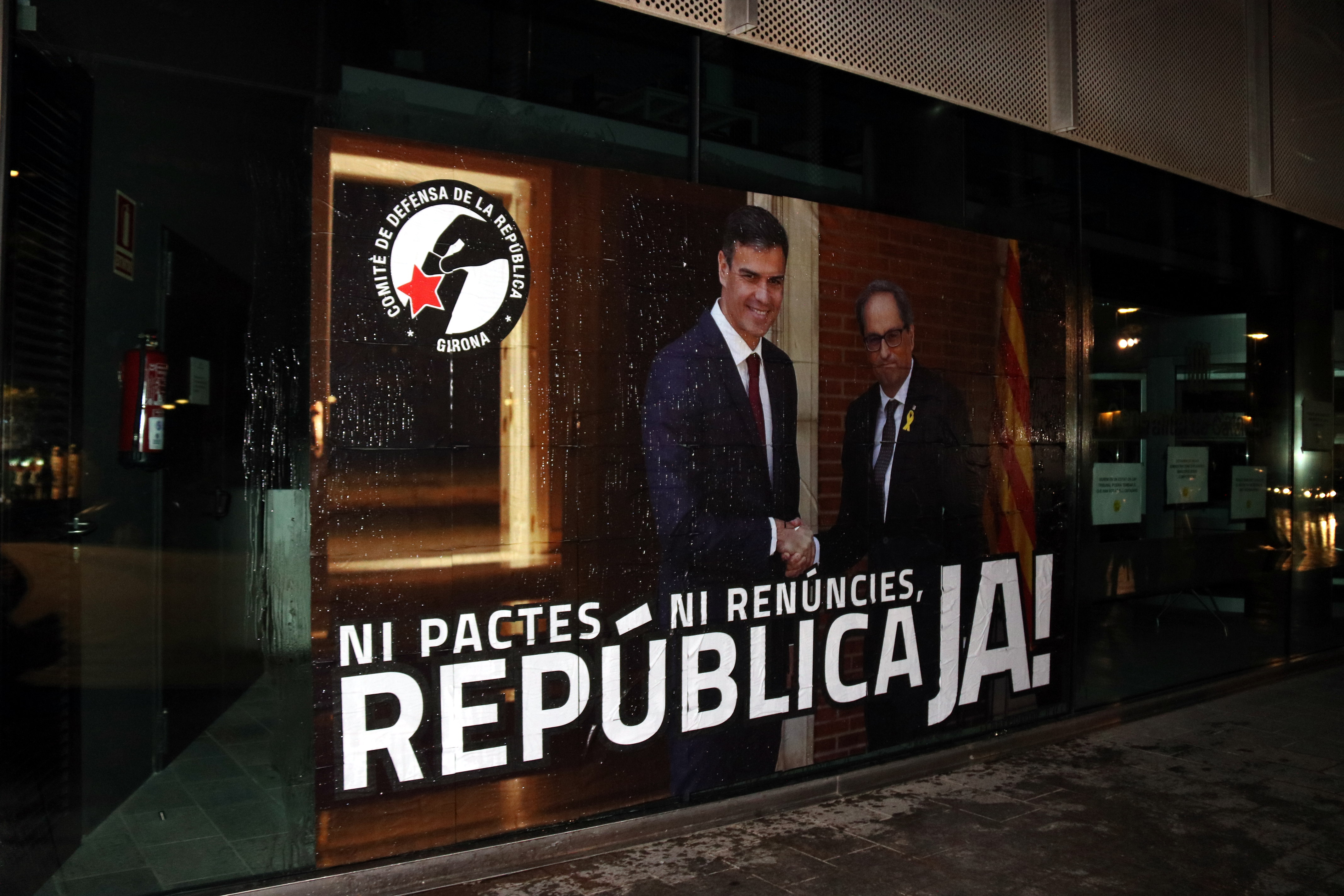 Cartell que han enganxat els CDR a la façana de la Generalitat a Girona