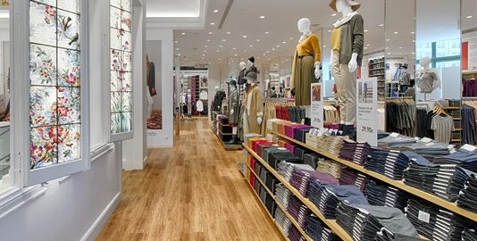 Als magatzems Uniqlo, la música eixordadora fa la vida impossible als clients i al guàrdia de seguretat