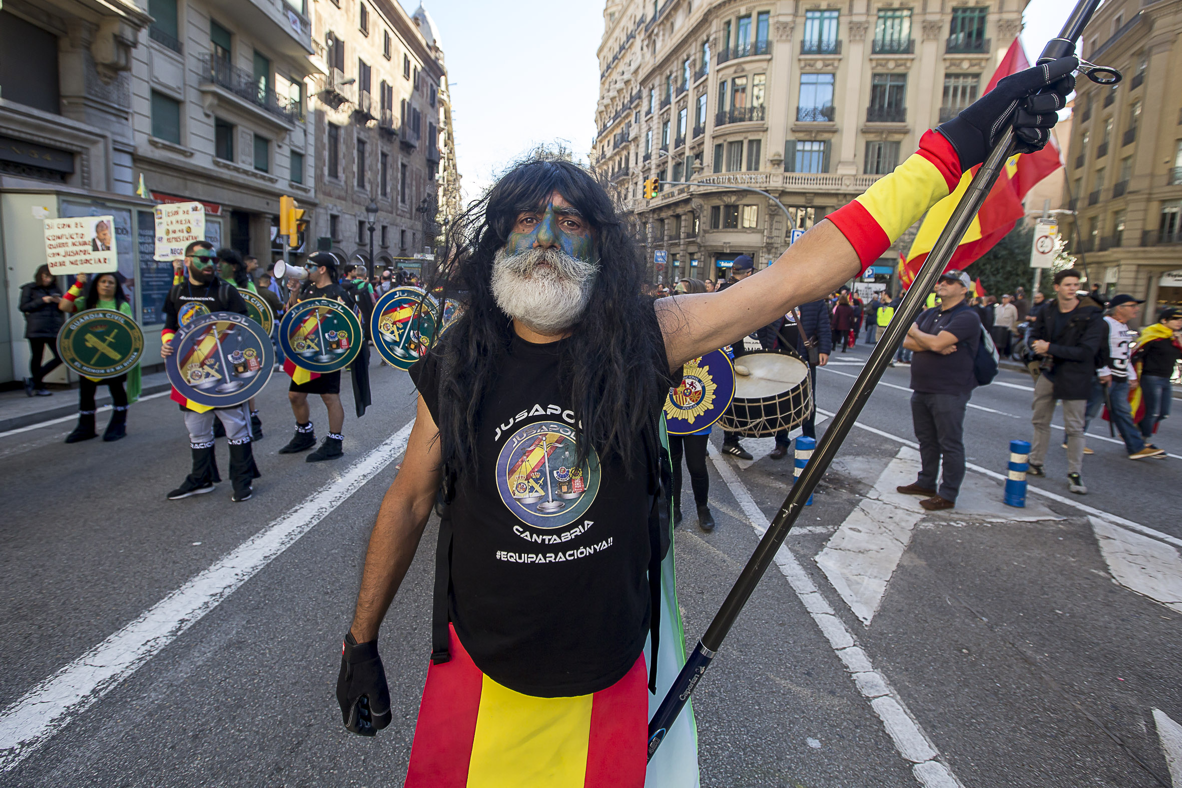 Un manifestant amb banderes espanyoles en una concentració convocada per Jusapol a Barcelona (fotografia: Albert Salamé).