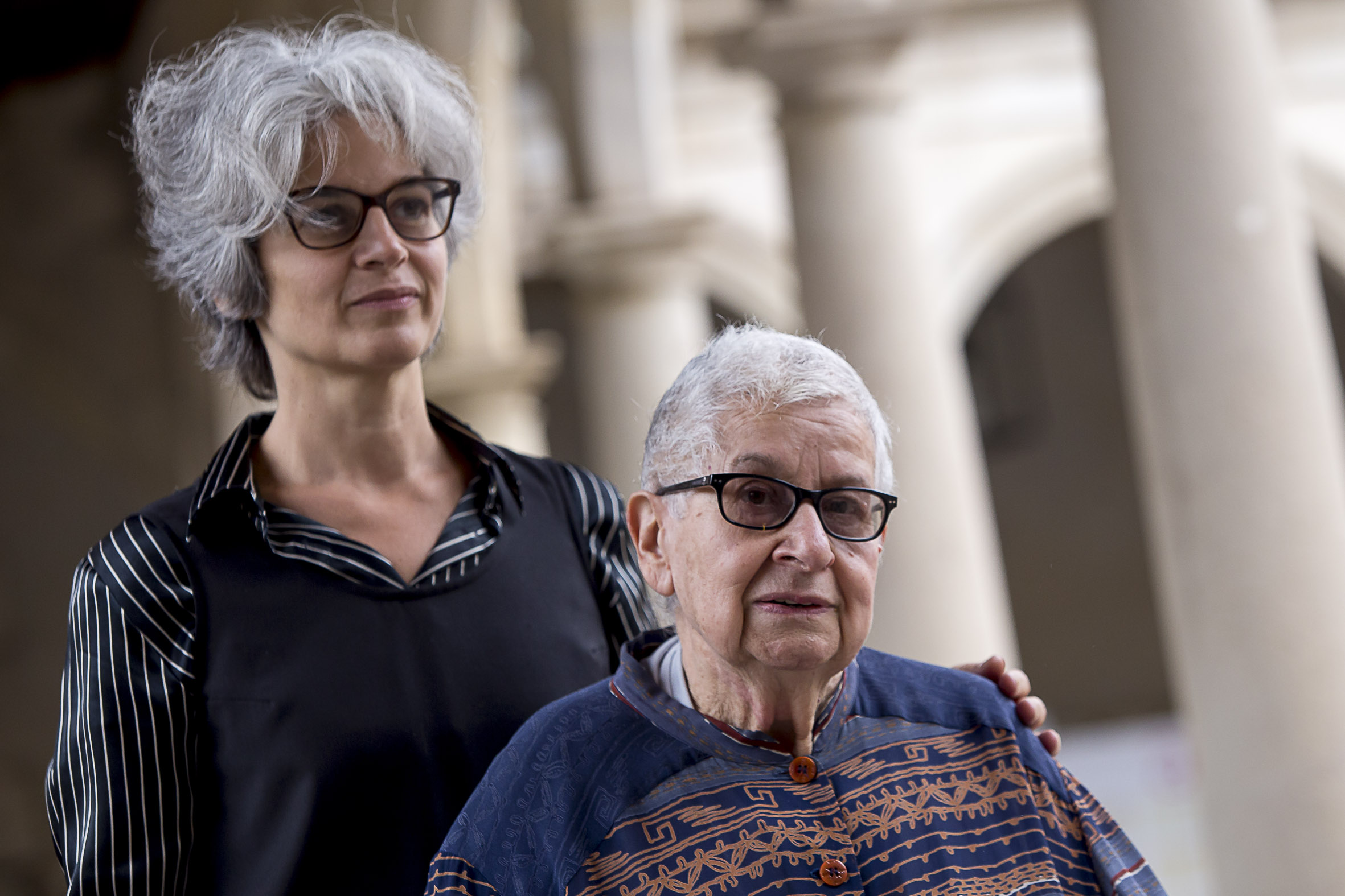Núria Sales i la seva filla Maria Bohigas, propietàries del Fons Joan Sales, que han cedit a la Fundació Mercè Rodoreda del IEC (fotografia: Albert Salamé)