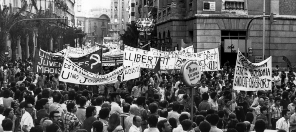 Manifestació a València els anys setanta per a demanar l'amnistia per als presos polítics del franquisme (fotografia: arxiu de VilaWeb).