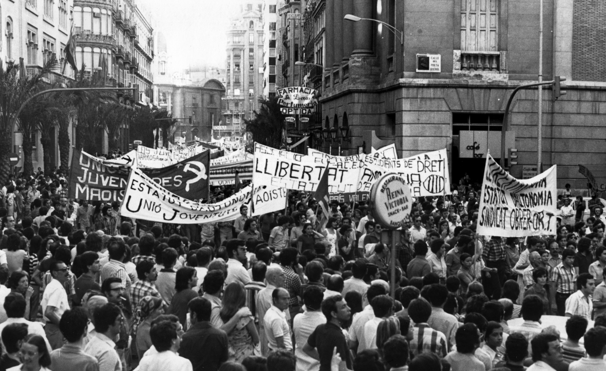 Manifestació a València els anys setanta per a demanar l'amnistia per als presos polítics del franquisme (fotografia: arxiu de VilaWeb).