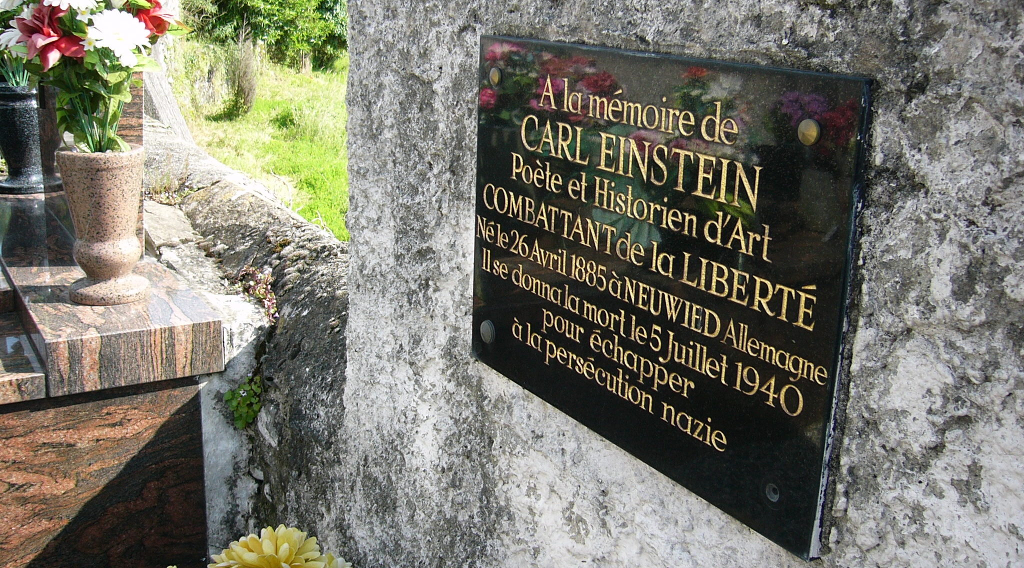 Tomba de Carl Einstein al cementiri de Buelh e Vesinc (fotografia: X. M.)