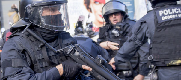 Un agents dels Mossos d'Esquadra amb arma que dispara projectils de foam (fotografia: Albert Salamé).