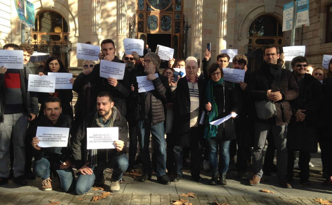 Un grup de periodistes s'ha manifestat a les portes del TSJC